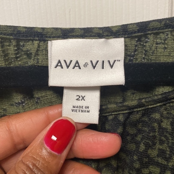 Ava & Viv 2X Green Top with Black Floral Design, Long Sleeved - Picture 3 of 8